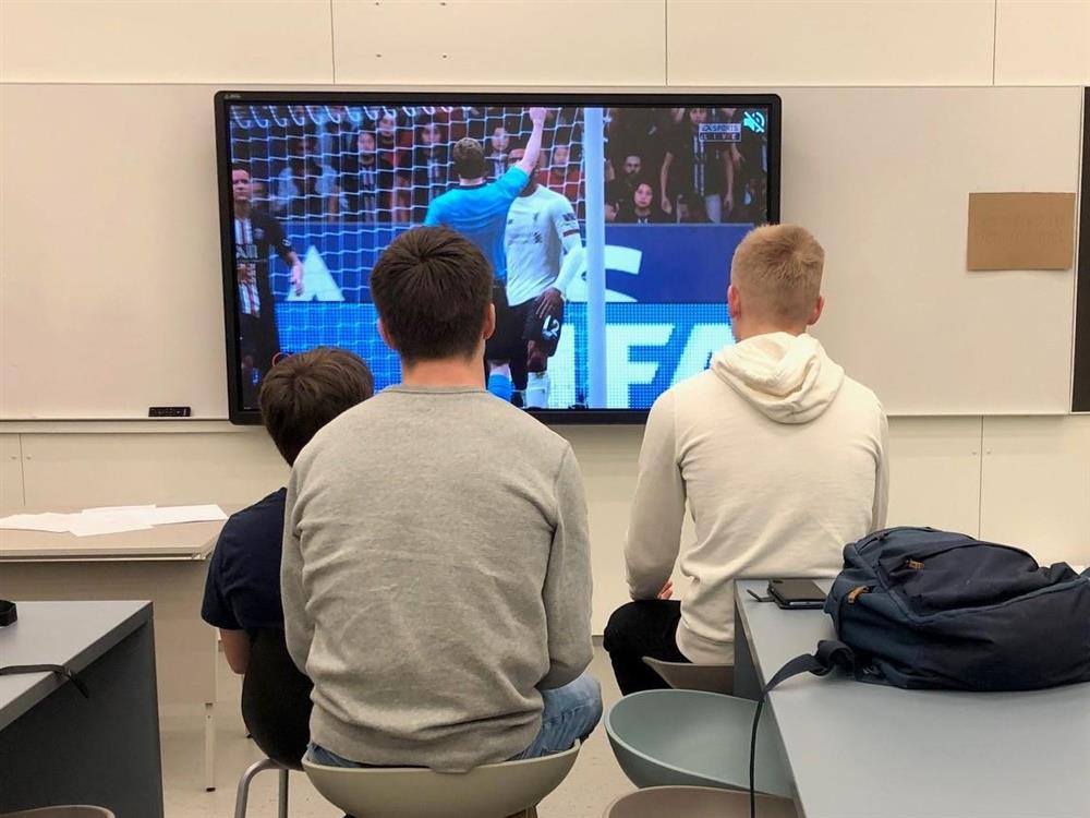Tre elevar som ser på ein stor skjerm - Klikk for stort bilete